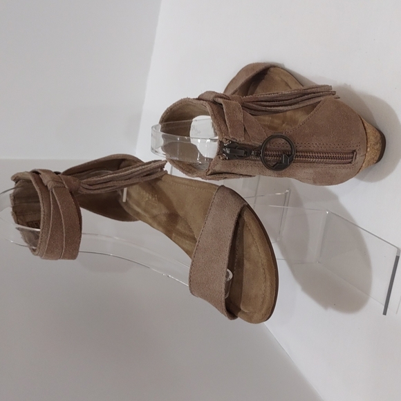 Koolaburra by Ugg Tan Suede Saige Cork Wedge Sandal Size 6 Zip Up Back - Picture 16 of 16